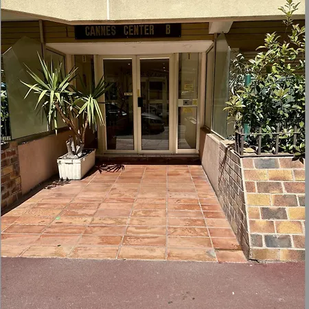 Apartment T2 Avec Terrasse, Gare & Croisette A Pied Cannes