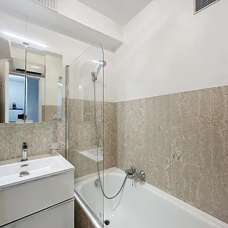 T2 Avec Terrasse, Gare & Croisette A Pied Apartment *